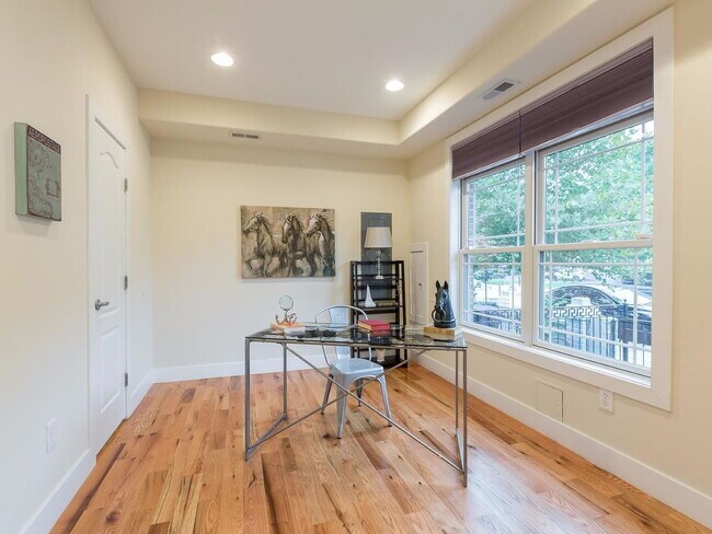 Building Photo - "Spacious Urban Living: Luxurious 4-Bed, 4-Bath Duplex in the Heart of Washington, DC!"