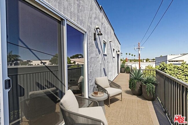 Building Photo - 5434-5434 Romaine St