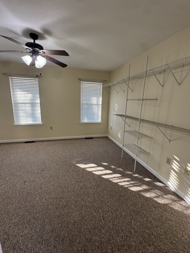 Building Photo - 6060 Oxbridge Dr