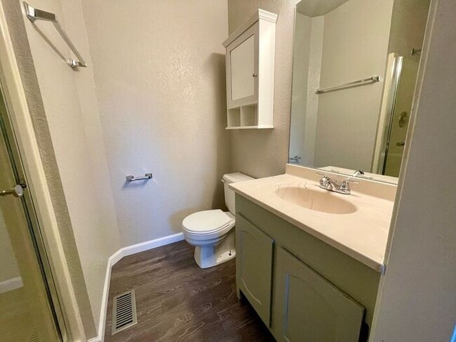 Building Photo - Spacious 3-bedroom, 2.5-bathroom Townhome