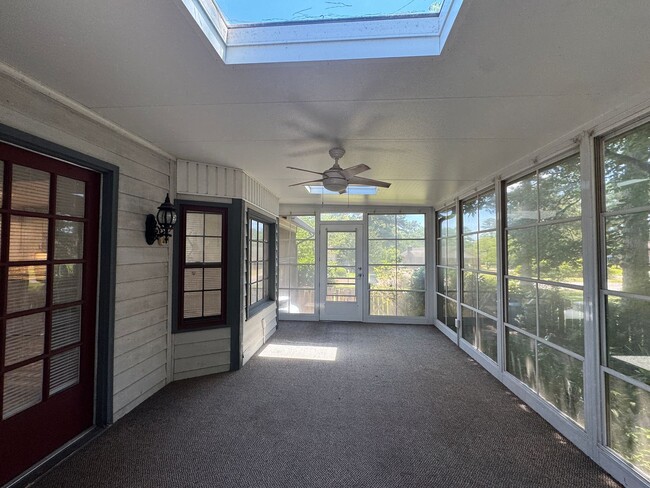 Building Photo - Charming 3 Bed 2.5 Bath Fayetteville Home