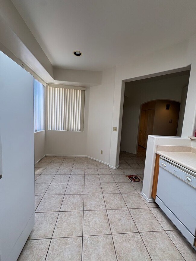 Building Photo - Well Maintained Home in  East Side Gated Community- 3Bd-A/C-Community Pools !!