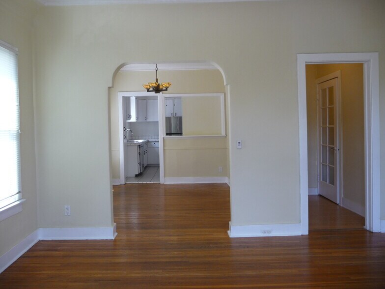 Building Photo - 435 1/2 N Sierra Bonita Ave