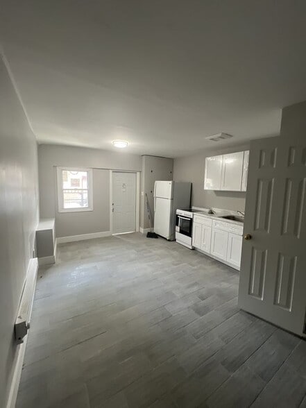 Building Photo - 739 Tilden St