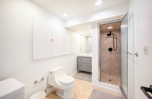 Private Bathroom - 11 Oakview Ln