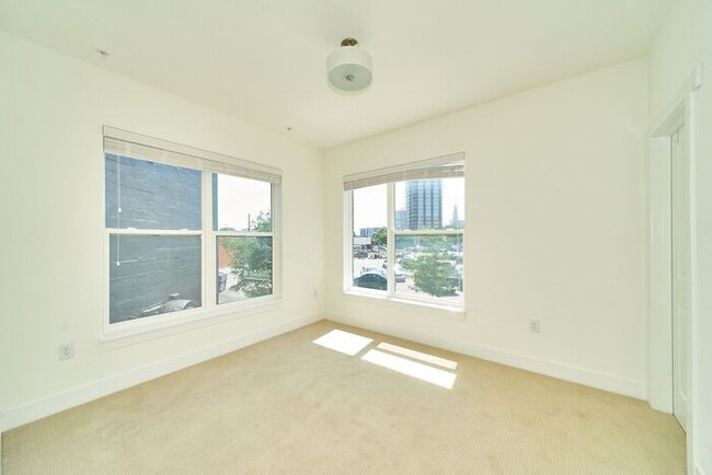 Building Photo - Sweet 2 Bed 2 Full Bath Downtown Indy Condo with Balcony Views!