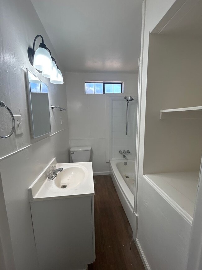 Building Photo - 2 Bedroom Home for Rent in Redding CA | Yard, Fireplace, Pet Friendly