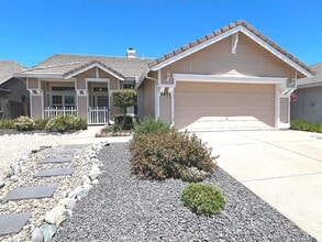 Building Photo - Beautiful Clean 3 Bedroom 2 Bath 1451 Sqft...