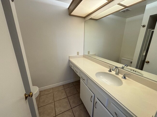 Building Photo - 2 Bedroom + Loft Condo for Rent in Canyon Country!