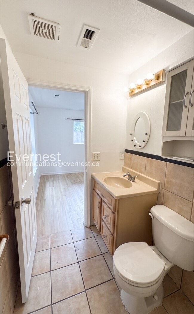 Building Photo - 2-Bed/2-Bath Charming Home with Fenced Yard/Available Now!