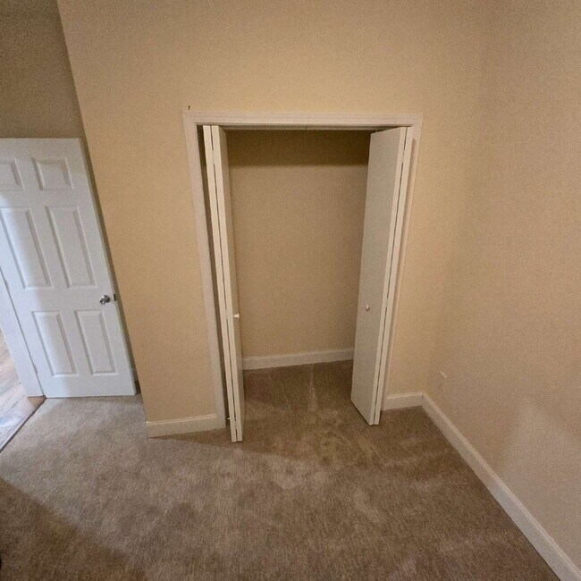 Building Photo - 5 Bedroom and 4.5 Baths. This home has it ...