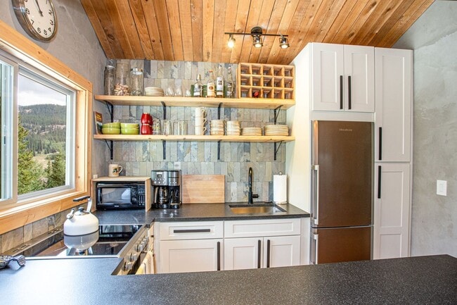 Building Photo - Adorable Mountain Cabin available for a Wi...