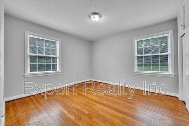 Building Photo - 920 Parkway Dr