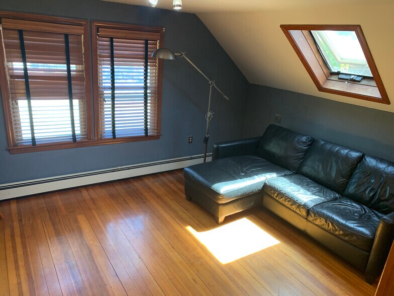 Building Photo - 1034 N Main St