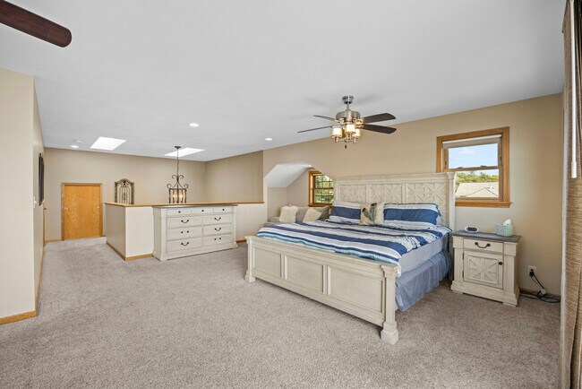 Building Photo - 15414 N River Beach Dr