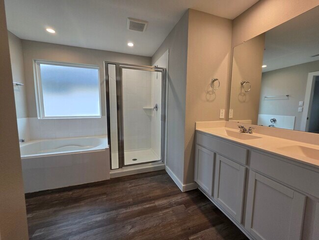 Building Photo - 1131 Hughes Crossing Dr