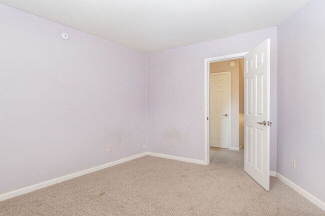 Building Photo - Spacious 3 bedroom Split level