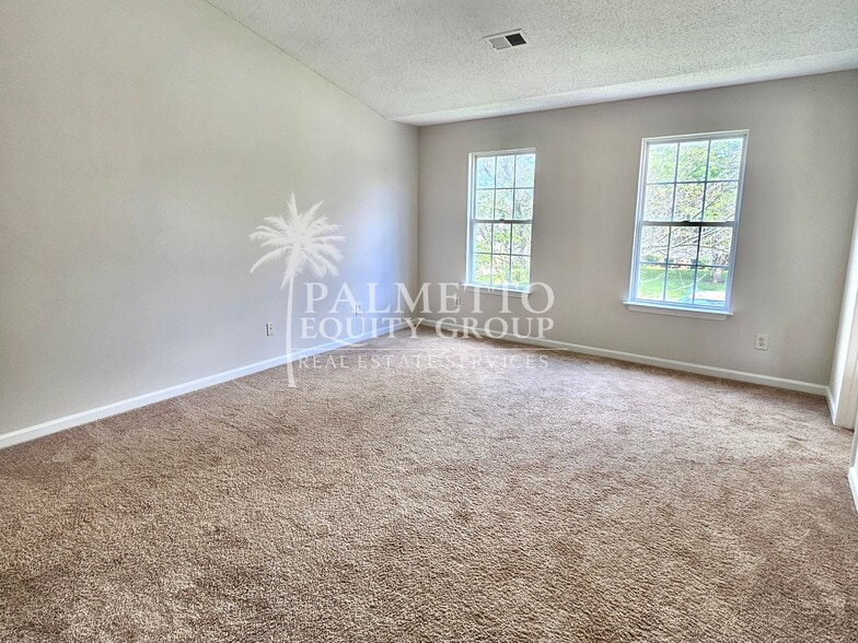 Building Photo - 5715 River Glen Dr