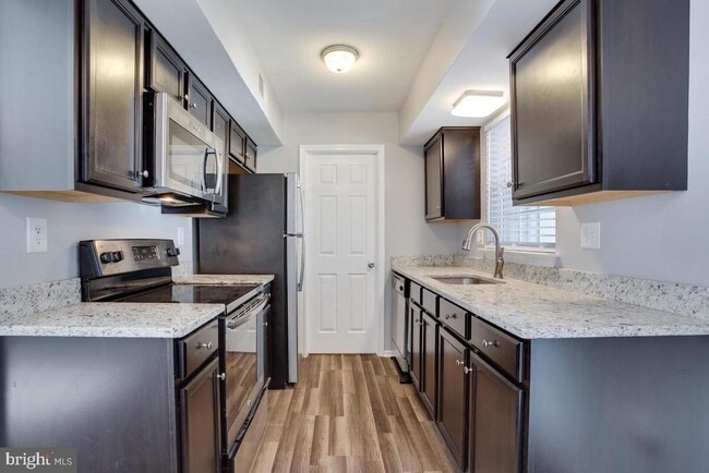 Building Photo - 700 Brandon Cir