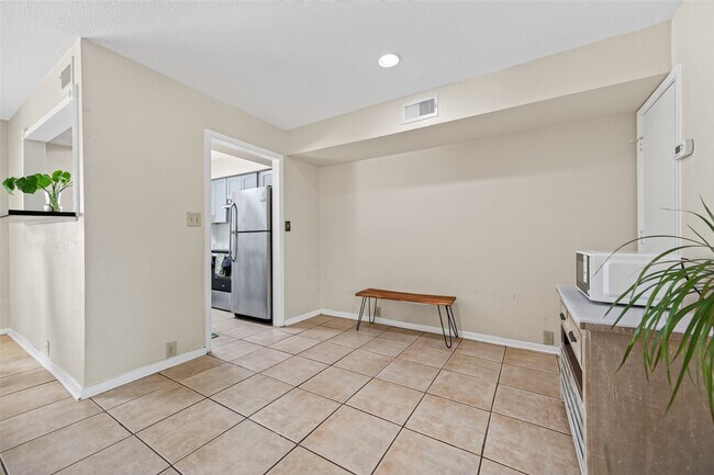 Building Photo - 3303 W Greenridge Dr