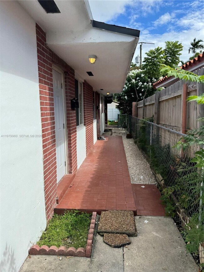 Building Photo - 3610 SW 25th Ter