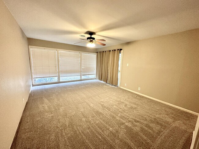 Building Photo - 1926 Laurelwood Dr