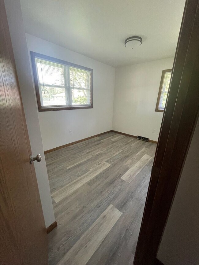 Building Photo - FULLY UPDATED 2-bedroom, 1-bath home (with bonus room) in Janesville