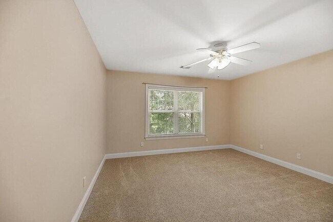 Building Photo - AVAILABLE NOW: 4 Bed 3.5 Bath in Coosaw Cr...