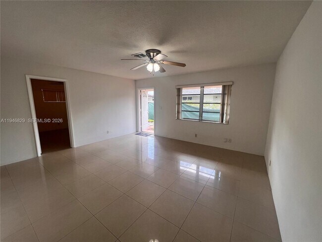 Building Photo - 5010 SW 26th Ave