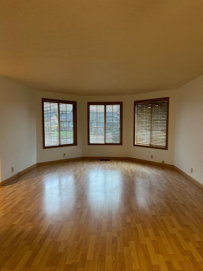 Building Photo - Newly Updated Single Level Home in Established Keizer Neighborhood