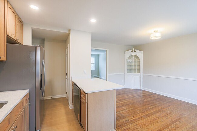 Building Photo - 3 BR 1-1/2 Baths MUST SEE- ACCEPTING HOSUING VOUCHERS!