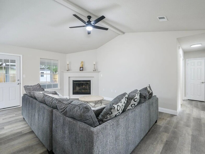 Building Photo - 1053 Emerald Ln