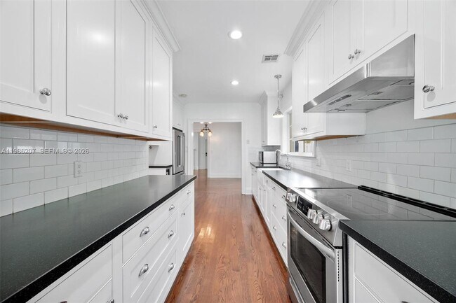 Building Photo - 285 NE 105th St