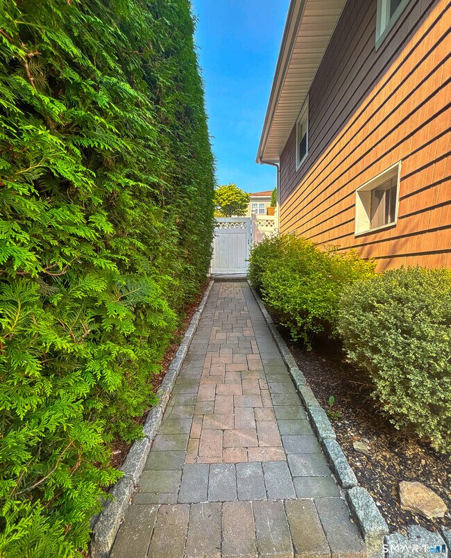 Building Photo - 120 Pilgrim Dr
