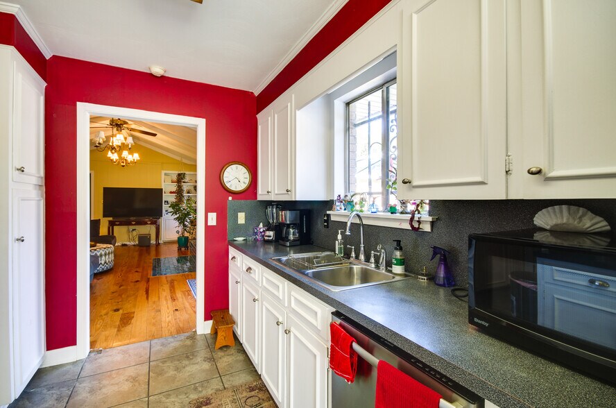 Building Photo - 5846 Clubview Dr