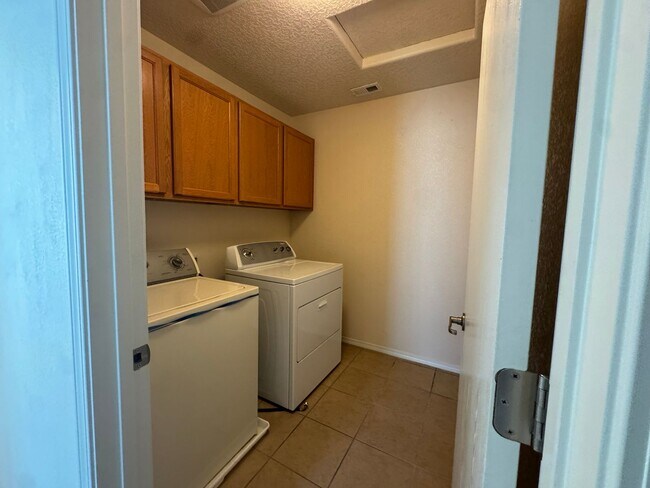 Building Photo - Presidio 3 Bed!