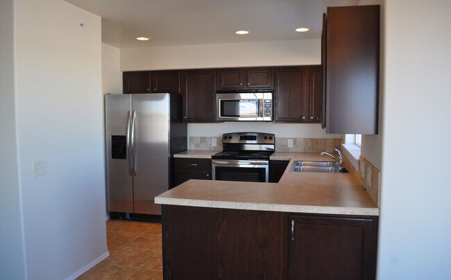Building Photo - 3 Bedroom 2 Bathroom Condo * Flexible Leas...