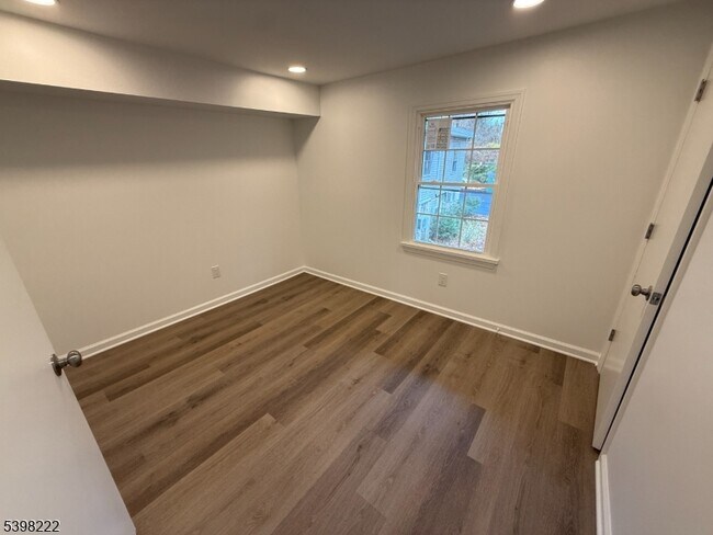 Building Photo - 173 US-46