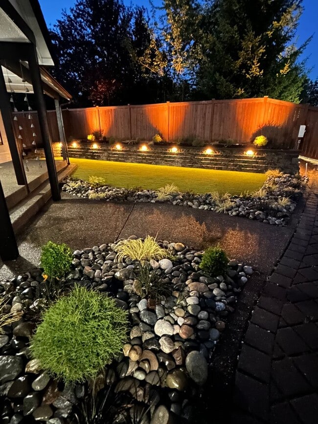 Building Photo - Beautiful Remodeled Home Kent!