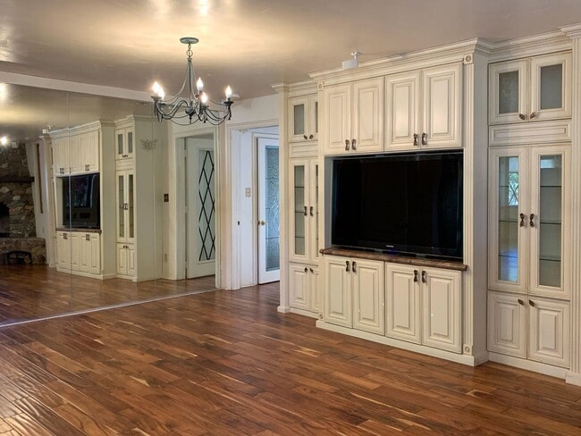 Building Photo - 2 Bedroom Country Home in Hollister