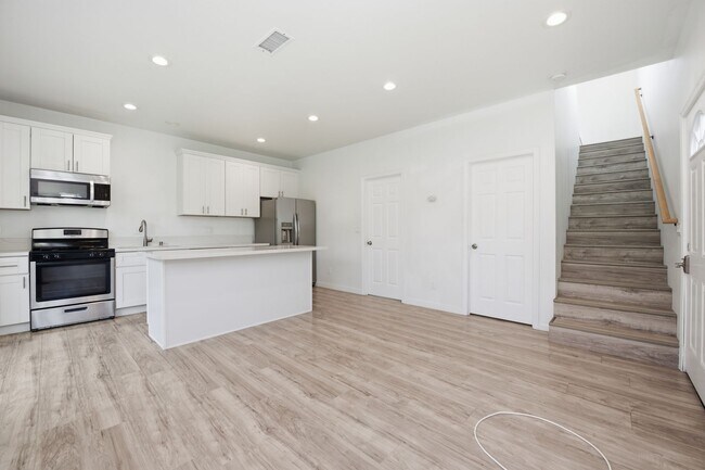 Building Photo - 6330 Mesita Dr