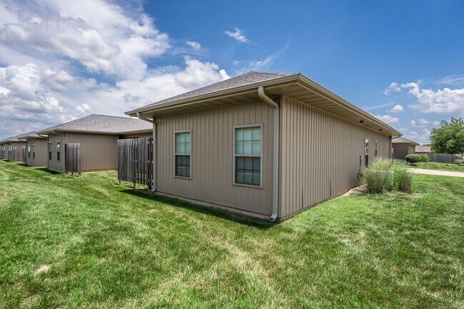 Building Photo - NEW LUXURY 3 BED 2 BATH 2 CAR GARAGE DUPLEX
