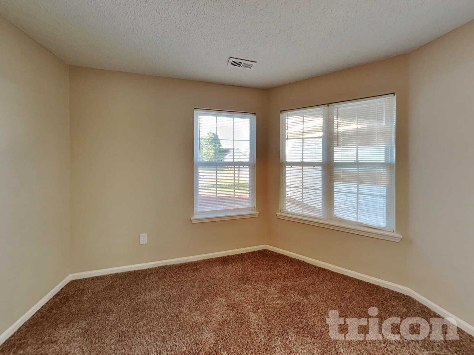 Building Photo - 2220 Lakecrest Dr