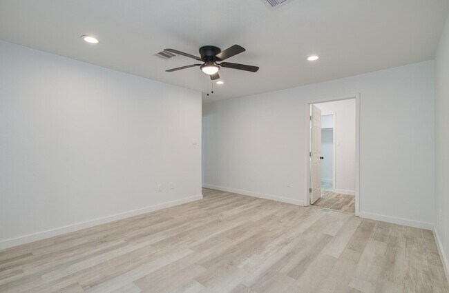 Building Photo - 591 River Plantation Dr