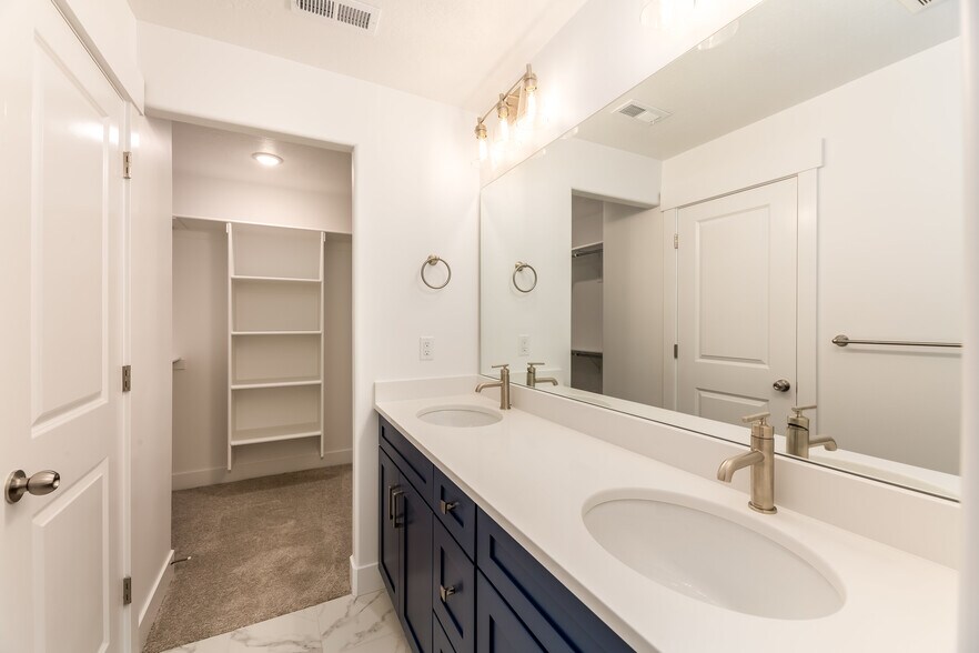 Building Photo - 13694 S Devers Dr