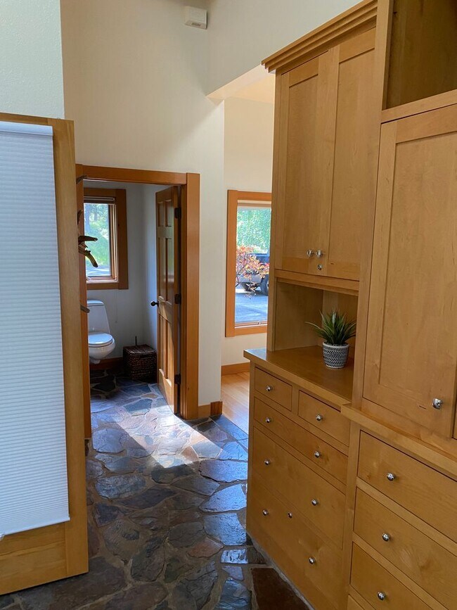 Building Photo - Hidden Whitefish Lake 3 bedroom Furnished ...