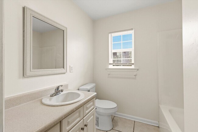 Building Photo - 735 Putnam Dr