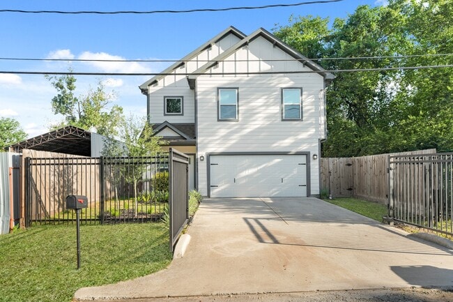 Primary Photo - 7725 King St