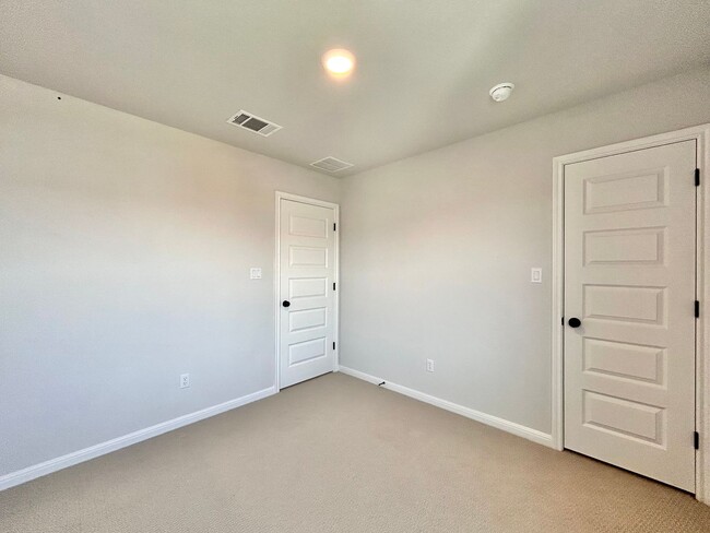 Building Photo - Spacious 3/BR 2.5/BA Home with Modern Fini...