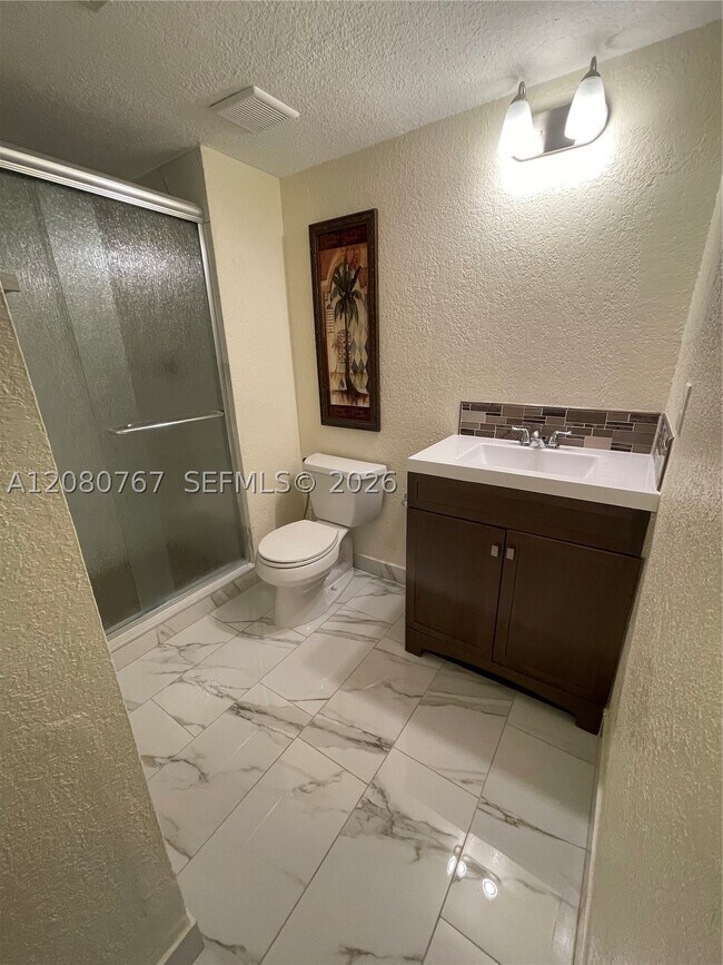 Building Photo - 16240 Laurel Dr